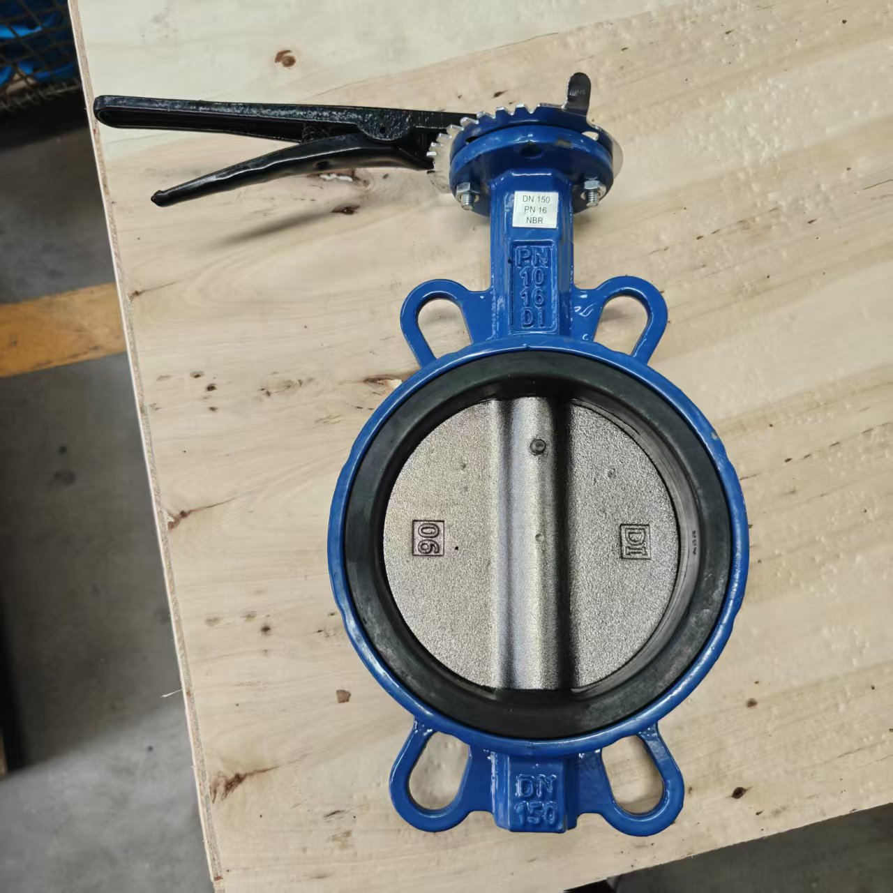 Wafer butterfly valve with NBR seat on pallet