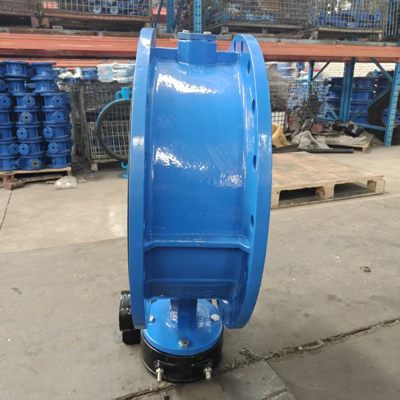 Flanged butterfly valve side profile showing double flanged body